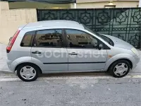 Usado Ford Fiesta Ambiente 68 CV (50 kW) 2004 Gris / plata Utilitario