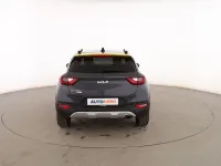 Usado Kia Stonic Gold 120 CV (88 kW) 2022 Gris SUV