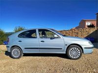 Usado Renault Mégane II Authentique 80 CV (58 kW) 2002 Gris / plata Berlina