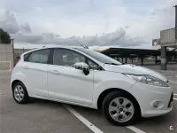 Usado Ford Fiesta 95 CV (69 kW) 2012 Blanco Berlina