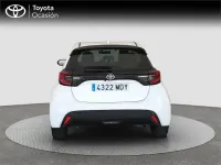 Usado Toyota Yaris Hybrid Active 116 CV (85 kW) 2023 Blanco Monovolumen