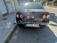 Usado VW Passat Highline 140 CV (102 kW) 2006 Marrón Berlina
