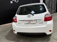 Usado Toyota Auris Active 90 CV (66 kW) 2012 Blanco Berlina