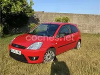Usado Ford Fiesta Sport 90 CV (66 kW) 2005 Rojo Utilitario