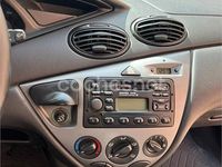 Usado Ford Focus Trend 90 CV (66 kW) 2000 Gris / plata Berlina