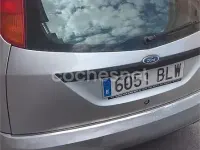 Usado Ford Focus Trend 100 CV (73 kW) 2001 Gris / plata Berlina