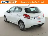 Usado Peugeot 208 Allure 100 CV (73 kW) 2016 Blanco Utilitario
