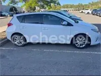 Usado Toyota Auris Live 90 CV (66 kW) 2014 Blanco Berlina