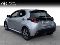 Usado Toyota Yaris Hybrid Active 116 CV (85 kW) 2024 Gris / plata Berlina