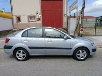 Usado Kia Rio EX 110 CV (80 kW) 2006 Gris / plata Berlina