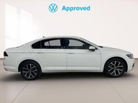 Usado VW Passat Executive 150 CV (110 kW) 2021 Blanco puro Berlina