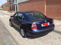 Usado VW Passat Trendline 130 CV (95 kW) 2003 Azul Berlina