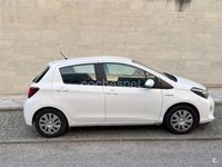 Usado Toyota Yaris Hybrid Active 100 CV (73 kW) 2014 Blanco Berlina