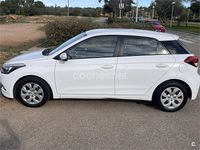 Usado Hyundai i20 75 CV (55 kW) 2015 Blanco Berlina