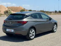 Usado Opel Astra Dynamic 125 CV (91 kW) 2018 Gris Utilitario