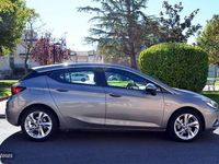 Usado Opel Astra Dynamic 110 CV (80 kW) 2017 Gris / plata Berlina