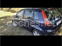 Usado Ford Fiesta Ghia 80 CV (58 kW) 2004 Azul Berlina
