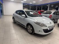 Usado Renault Mégane Dynamique 110 CV (80 kW) 2011 Blanco Berlina