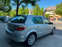 Usado Opel Astra Cosmo 100 CV (73 kW) 2007 Gris / plata Berlina