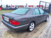 Usado Mercedes E200 Avantgarde 116 CV (85 kW) 2001 Beige Berlina