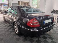 Usado Mercedes E500 Avantgarde 306 CV (225 kW) 2004 Azul Berlina