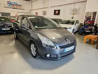 Usado Peugeot 5008 Active 120 CV (88 kW) 2014 Gris / plata Monovolumen