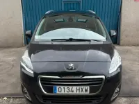 Usado Peugeot 5008 Allure 120 CV (88 kW) 2014 Negro Monovolumen