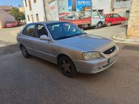 Usado Hyundai Accent GLS 102 CV (75 kW) 2002 Plateado Utilitario