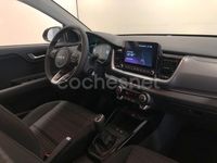 Usado Kia Stonic 100 CV (73 kW) 2025 Gris / plata SUV