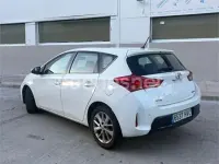 Usado Toyota Auris Active 90 CV (66 kW) 2013 Blanco Berlina