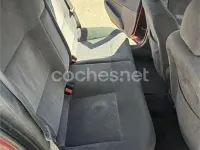 Usado Renault Mégane Authentique 80 CV (58 kW) 2001 Granate Berlina