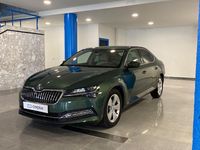 Usado Skoda Superb Ambition 150 CV (110 kW) 2021 Verde esmeralda metalizado Familiar