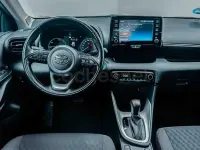 Usado Toyota Yaris Hybrid Active 116 CV (85 kW) 2021 Azul Berlina