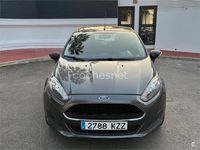 Usado Ford Fiesta Trend 82 CV (60 kW) 2017 Gris / plata Berlina