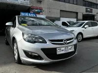 Usado Opel Astra Selective 110 CV (80 kW) 2014 Gris / plata Berlina