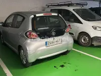 Usado Toyota Aygo Connect Style 68 CV (50 kW) 2011 Gris / plata Utilitario