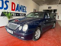 Usado Mercedes E220 Avantgarde 143 CV (105 kW) 2002 Azul Berlina