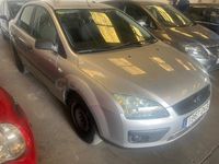 Usado Ford Focus Trend 100 CV (73 kW) 2005 Gris / plata Berlina