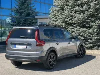 Usado Dacia Jogger Extreme 100 CV (73 kW) 2024 Gris / plata Monovolumen