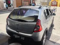 Usado Dacia Sandero Ambiance 75 CV (55 kW) 2013 Gris / plata Berlina