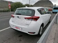 Usado Toyota Auris Hybrid Active 136 CV (100 kW) 2017 Blanco Berlina