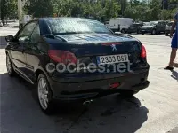 Usado Peugeot 206 CC 110 CV (80 kW) 2005 Negro Descapotable