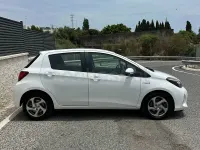 Usado Toyota Yaris Hybrid Active 100 CV (73 kW) 2016 Blanco Berlina