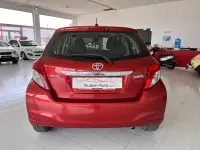 Usado Toyota Yaris Active 99 CV (72 kW) 2014 Granate Utilitario