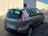Usado Renault Scénic III Dynamique 131 CV (96 kW) 2010 Marrón Monovolumen