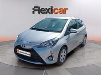 Usado Toyota Yaris Hybrid Active 100 CV (73 kW) 2019 Gris Berlina