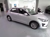 Usado Kia Rio 84 CV (61 kW) 2023 Gris / plata Berlina