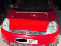 Usado Ford Fiesta Trend 80 CV (58 kW) 2005 Rojo Utilitario