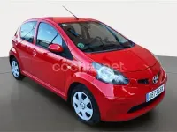 Usado Toyota Aygo Live 68 CV (50 kW) 2008 Rojo Utilitario