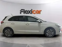 Usado Hyundai i30 110 CV (80 kW) 2018 Blanco Berlina